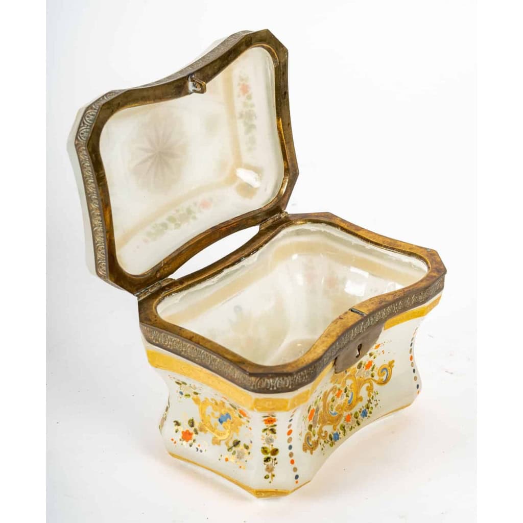 Rare coffre en opaline blanche émaillé (1840-1860) | Biron Rare coffre en opaline blanche émaillé (1840-1860)