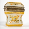 Rare coffre en opaline blanche émaillé (1840-1860) | Biron Rare coffre en opaline blanche émaillé (1840-1860)