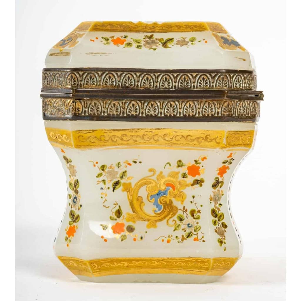 Rare coffre en opaline blanche émaillé (1840-1860) | Biron Rare coffre en opaline blanche émaillé (1840-1860)