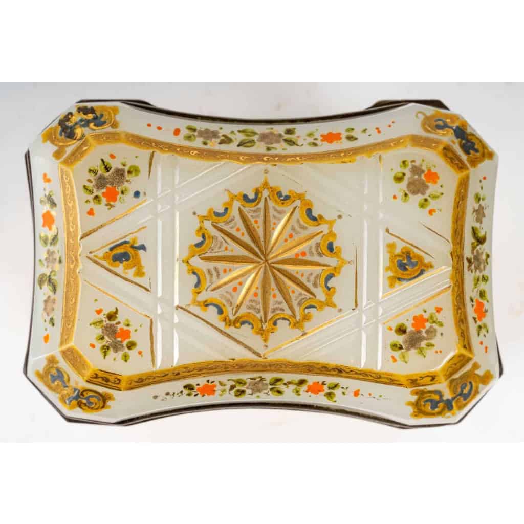Rare coffre en opaline blanche émaillé (1840-1860) | Biron Rare coffre en opaline blanche émaillé (1840-1860)