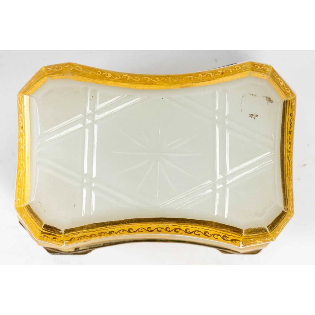 Rare coffre en opaline blanche émaillé (1840-1860) | Biron Rare coffre en opaline blanche émaillé (1840-1860)