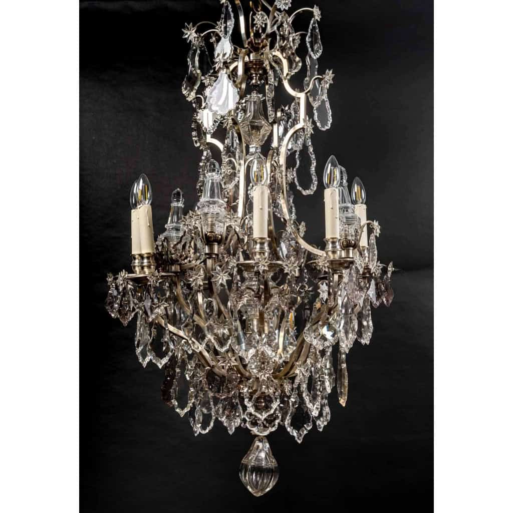 Important lustre avec cage en bronze argenté et cristaux a huit lumières et cinq poignards éclairants
