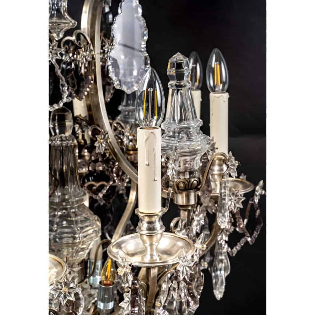 Important lustre avec cage en bronze argenté et cristaux a huit lumières et cinq poignards éclairants
