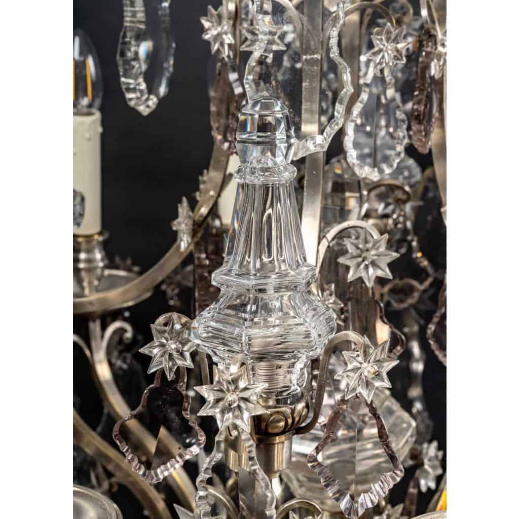 Important lustre avec cage en bronze argenté et cristaux a huit lumières et cinq poignards éclairants