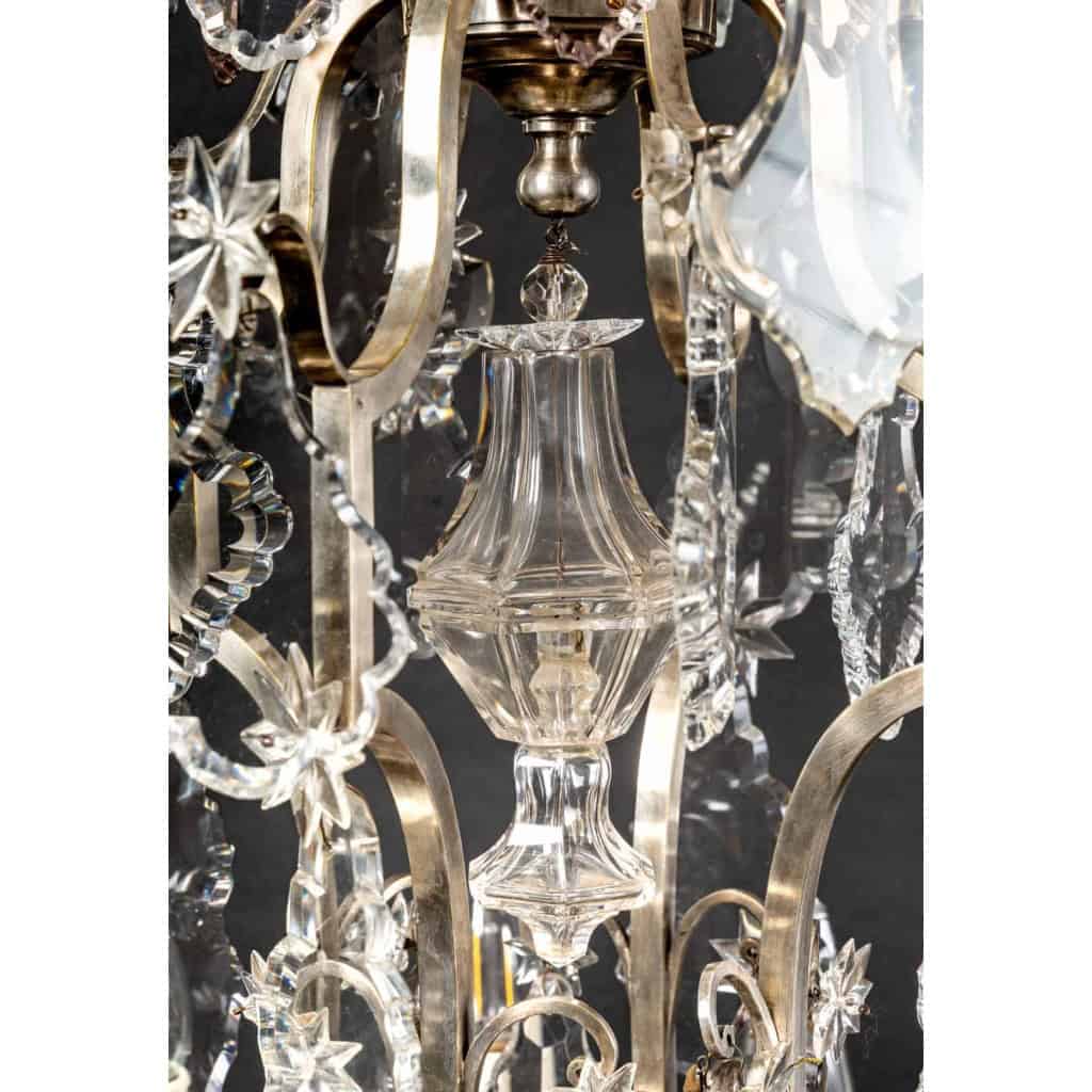 Important lustre avec cage en bronze argenté et cristaux a huit lumières et cinq poignards éclairants