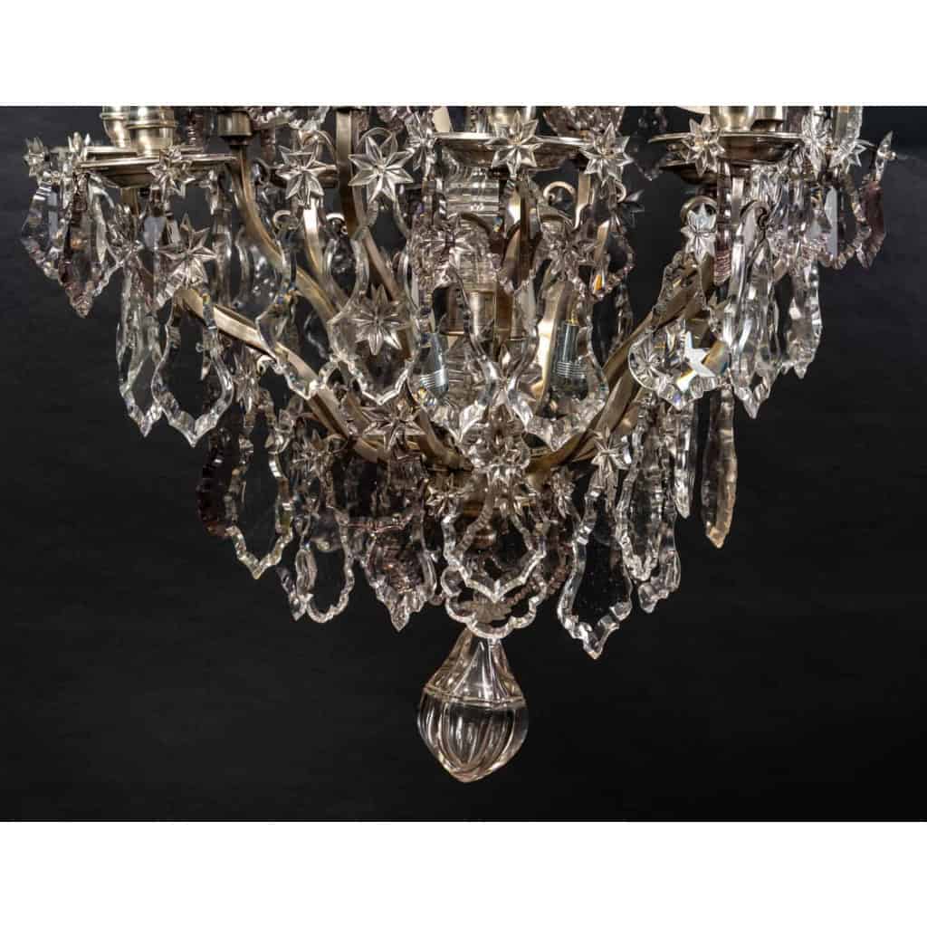 Important lustre avec cage en bronze argenté et cristaux a huit lumières et cinq poignards éclairants