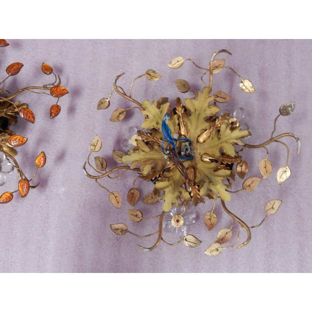 1970′ Paire de Plafonniers ou Appliques à Décor de Fleurs et Feuilles en Métal Doré Style Maison Baguès ou Banci | Biron 1970′ Paire de Plafonniers ou Appliques à Décor de Fleurs et Feuilles en Métal Doré Style Maison Baguès ou Banci
