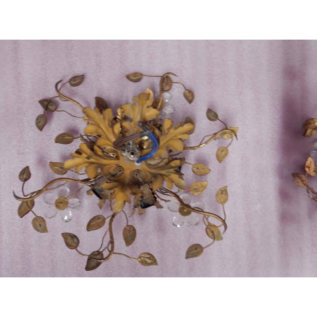 1970′ Paire de Plafonniers ou Appliques à Décor de Fleurs et Feuilles en Métal Doré Style Maison Baguès ou Banci | Biron 1970′ Paire de Plafonniers ou Appliques à Décor de Fleurs et Feuilles en Métal Doré Style Maison Baguès ou Banci