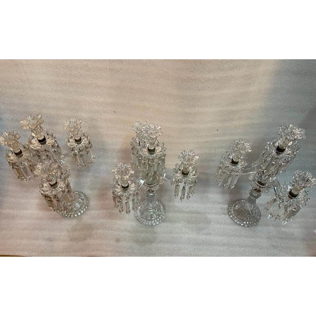 1950′ Série de 3 Chandeliers 3 Branches Socles Perlés Et Signés En Relief BACCARAT | Biron 1950′ Série de 3 Chandeliers 3 Branches Socles Perlés Et Signés En Relief BACCARAT