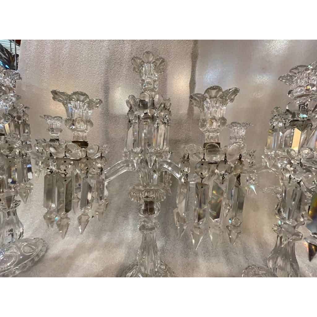 1950′ Série de 3 Chandeliers 3 Branches Socles Perlés Et Signés En Relief BACCARAT | Biron 1950′ Série de 3 Chandeliers 3 Branches Socles Perlés Et Signés En Relief BACCARAT