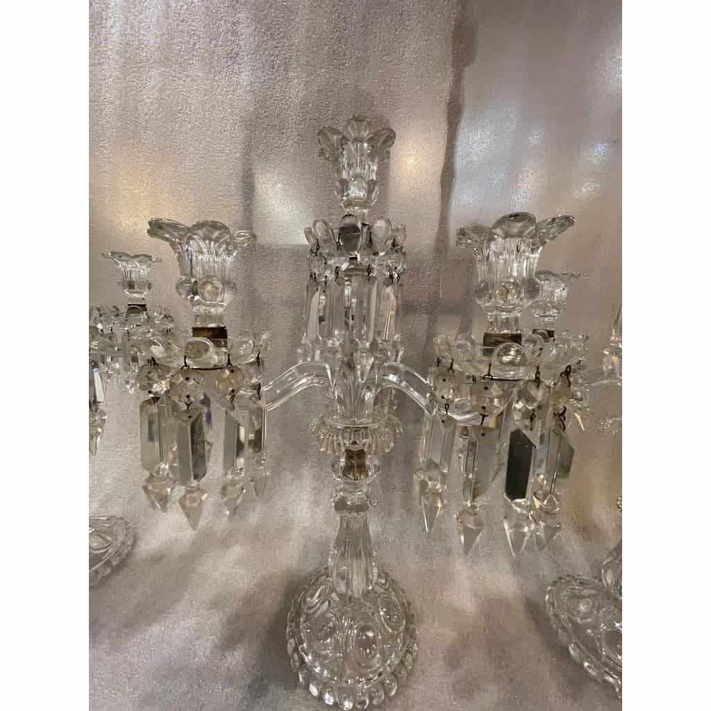 1950′ Série de 3 Chandeliers 3 Branches Socles Perlés Et Signés En Relief BACCARAT | Biron 1950′ Série de 3 Chandeliers 3 Branches Socles Perlés Et Signés En Relief BACCARAT