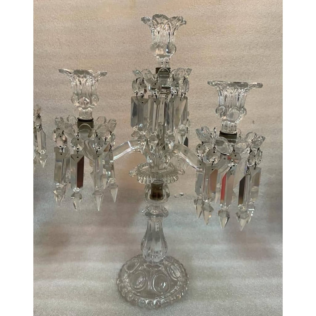 1950′ Série de 3 Chandeliers 3 Branches Socles Perlés Et Signés En Relief BACCARAT | Biron 1950′ Série de 3 Chandeliers 3 Branches Socles Perlés Et Signés En Relief BACCARAT