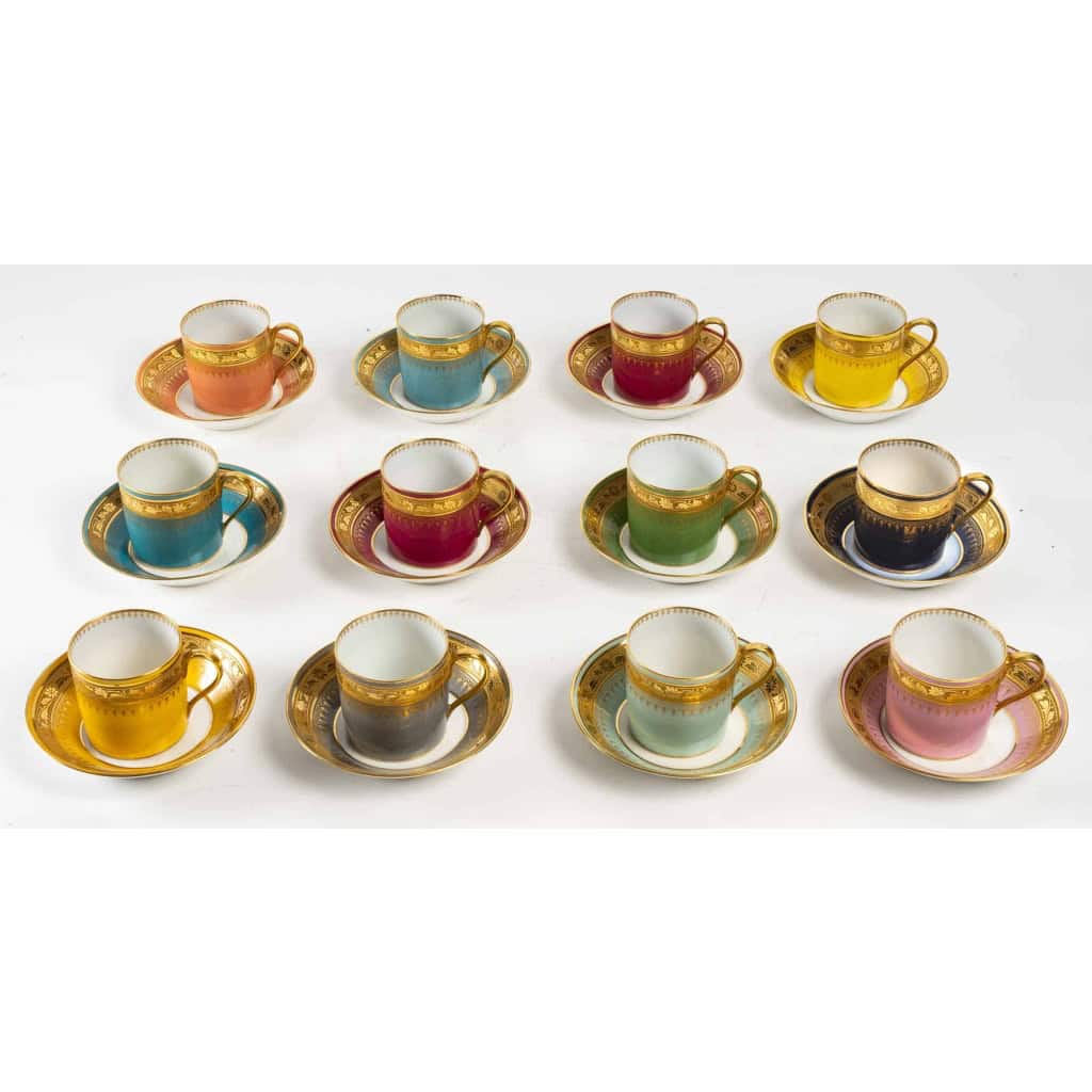 12 tasses couleurs à incrustations or, XIXème siècle | Biron ||||||||||||||||||||