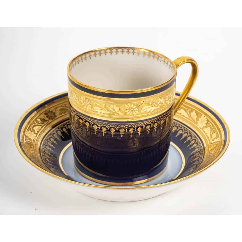 12 tasses couleurs à incrustations or, XIXème siècle | Biron 12 tasses couleurs à incrustations or, XIXème siècle