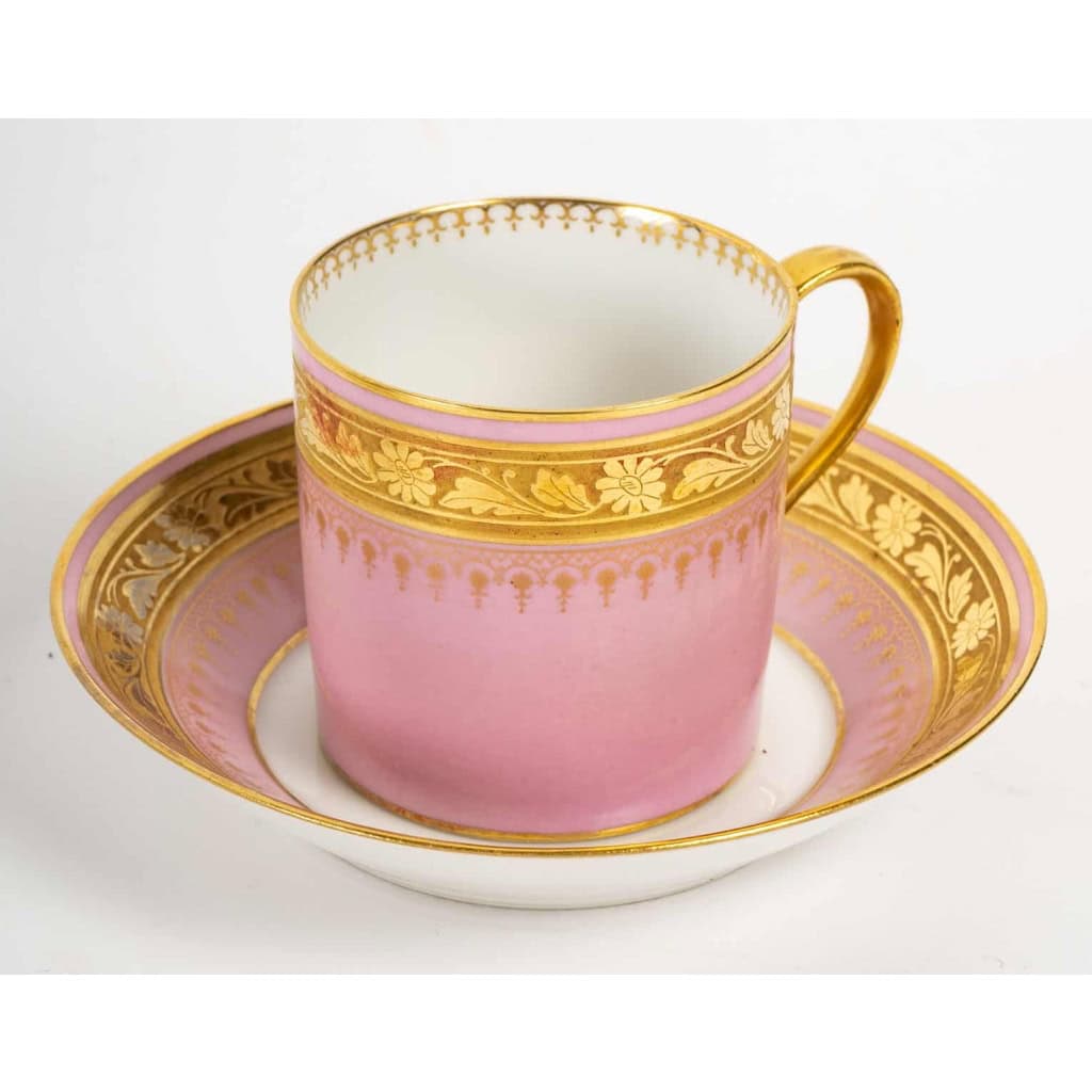 12 tasses couleurs à incrustations or, XIXème siècle | Biron 12 tasses couleurs à incrustations or, XIXème siècle