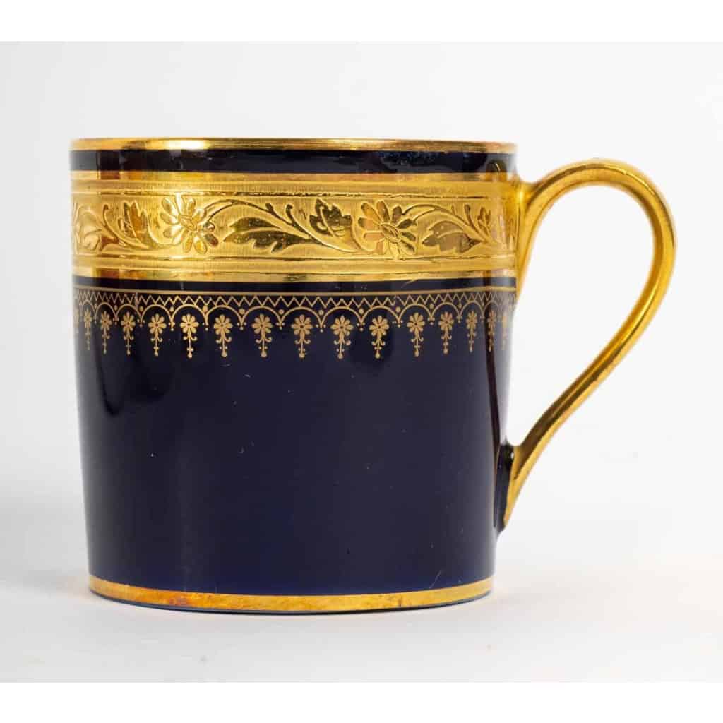 12 tasses couleurs à incrustations or, XIXème siècle | Biron 12 tasses couleurs à incrustations or, XIXème siècle