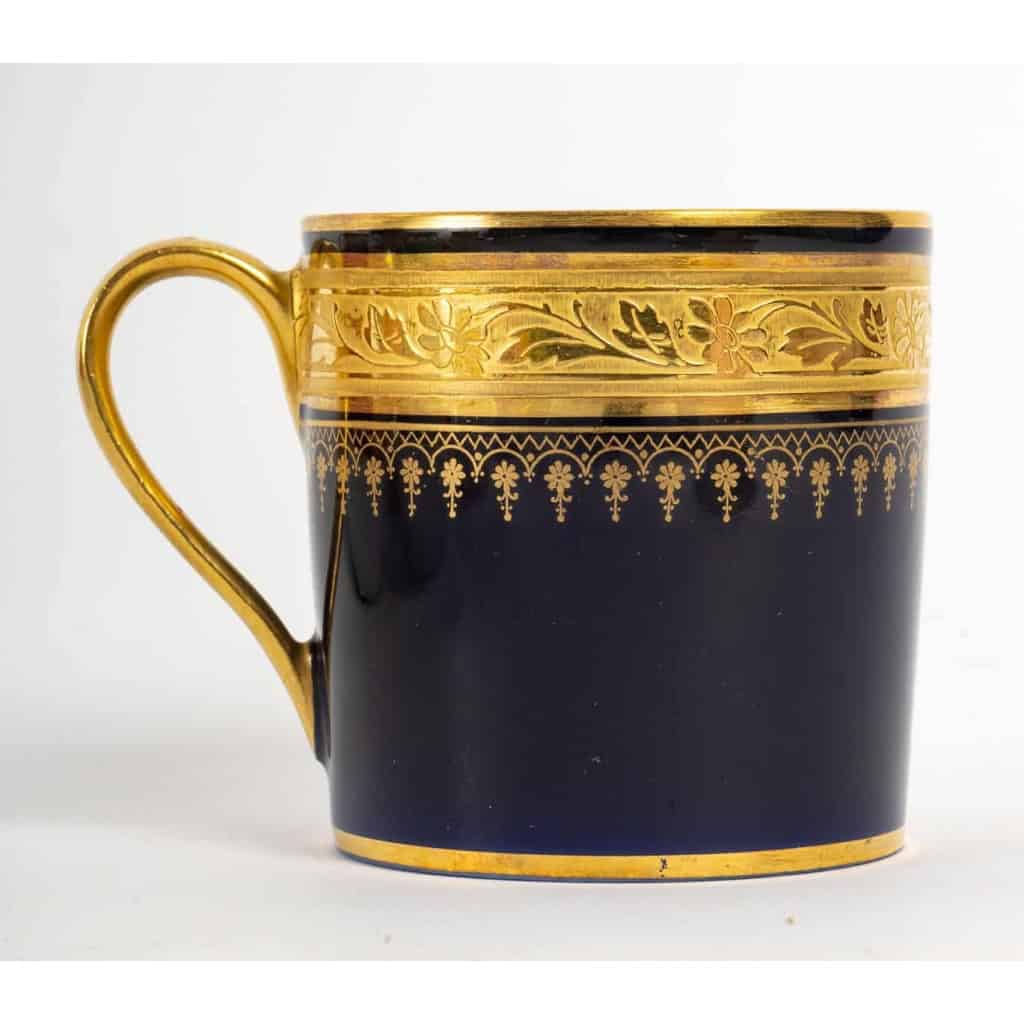 12 tasses couleurs à incrustations or, XIXème siècle | Biron 12 tasses couleurs à incrustations or, XIXème siècle