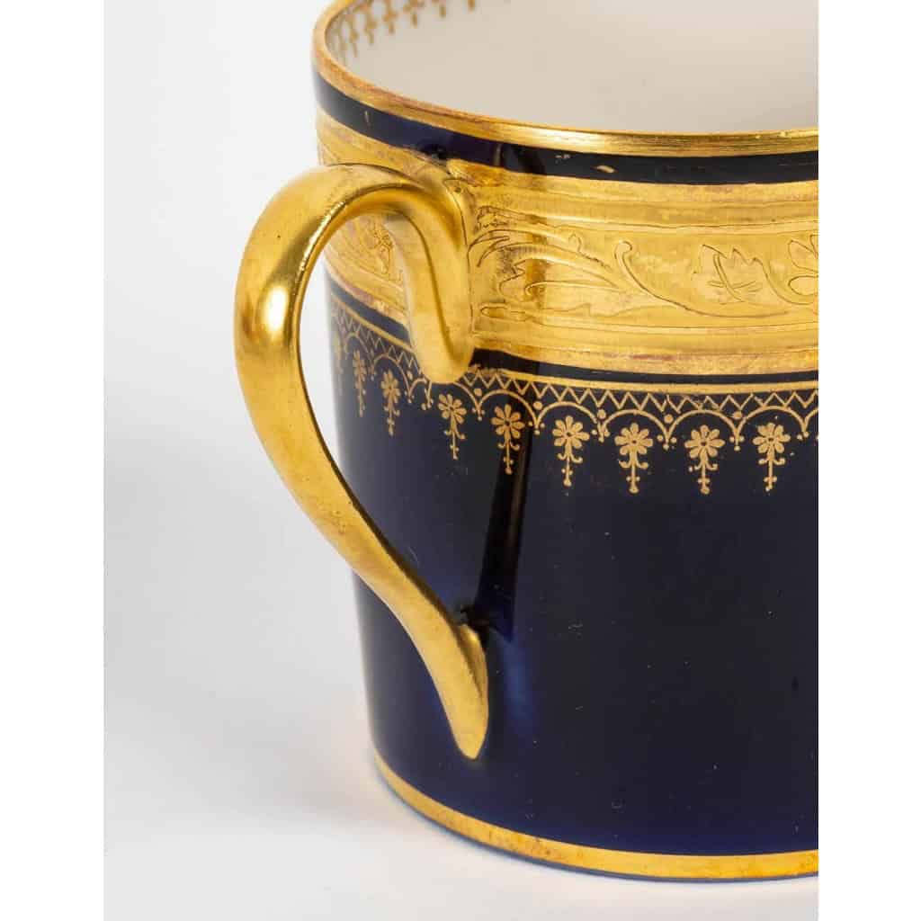 12 tasses couleurs à incrustations or, XIXème siècle | Biron 12 tasses couleurs à incrustations or, XIXème siècle