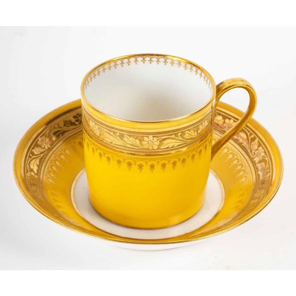 12 tasses couleurs à incrustations or, XIXème siècle | Biron 12 tasses couleurs à incrustations or, XIXème siècle
