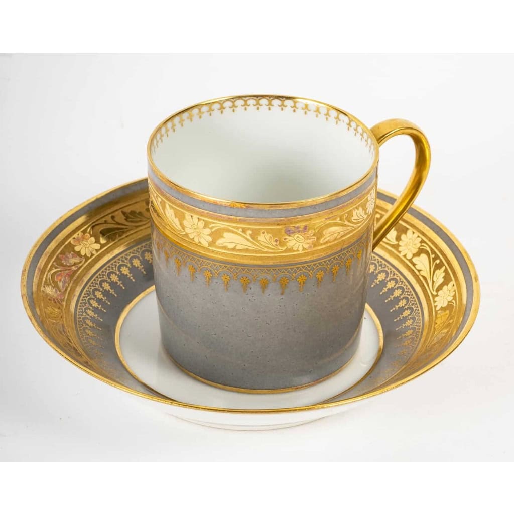 12 tasses couleurs à incrustations or, XIXème siècle | Biron 12 tasses couleurs à incrustations or, XIXème siècle