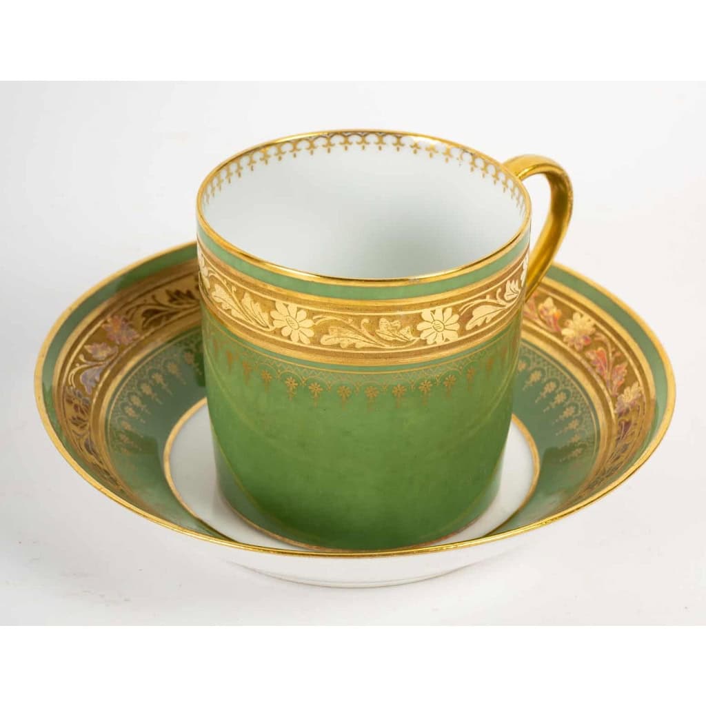12 tasses couleurs à incrustations or, XIXème siècle | Biron 12 tasses couleurs à incrustations or, XIXème siècle