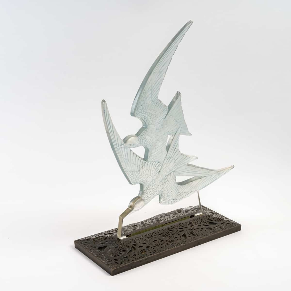 Décoration Surtout « Hirondelles » Verre Blanc Patiné Bleu René LALIQUE | Biron Décoration Surtout "Hirondelles" Verre Blanc Patiné Bleu René LALIQUE