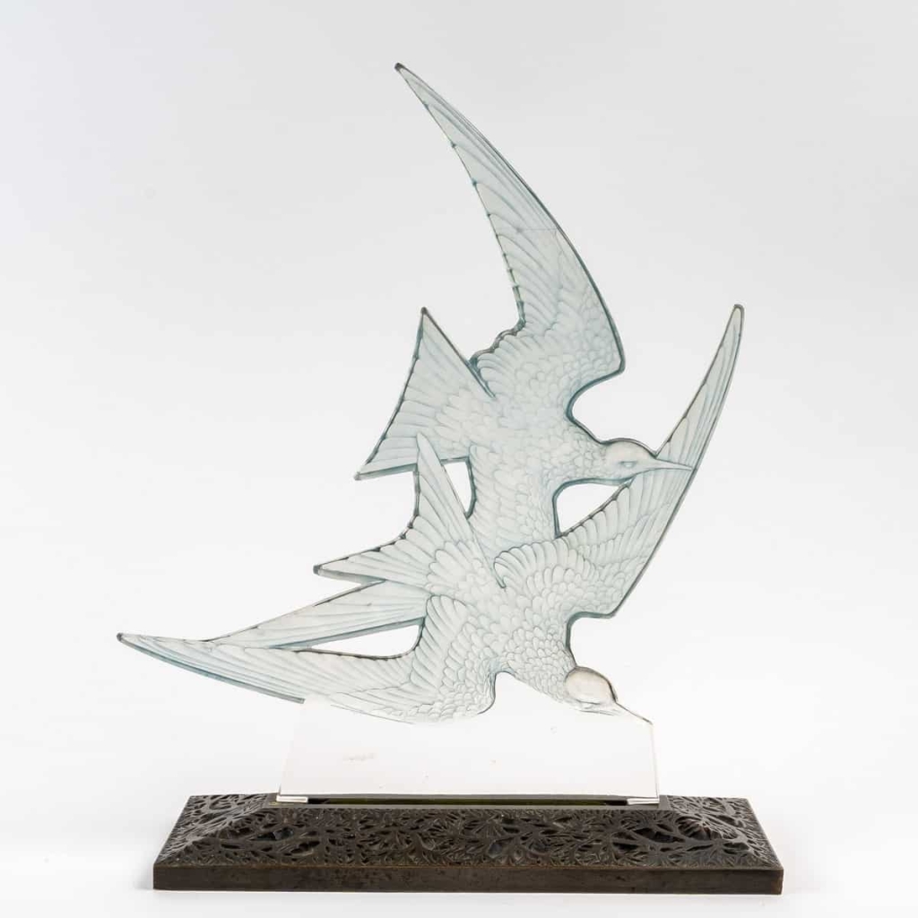 Décoration Surtout « Hirondelles » Verre Blanc Patiné Bleu René LALIQUE | Biron Décoration Surtout "Hirondelles" Verre Blanc Patiné Bleu René LALIQUE