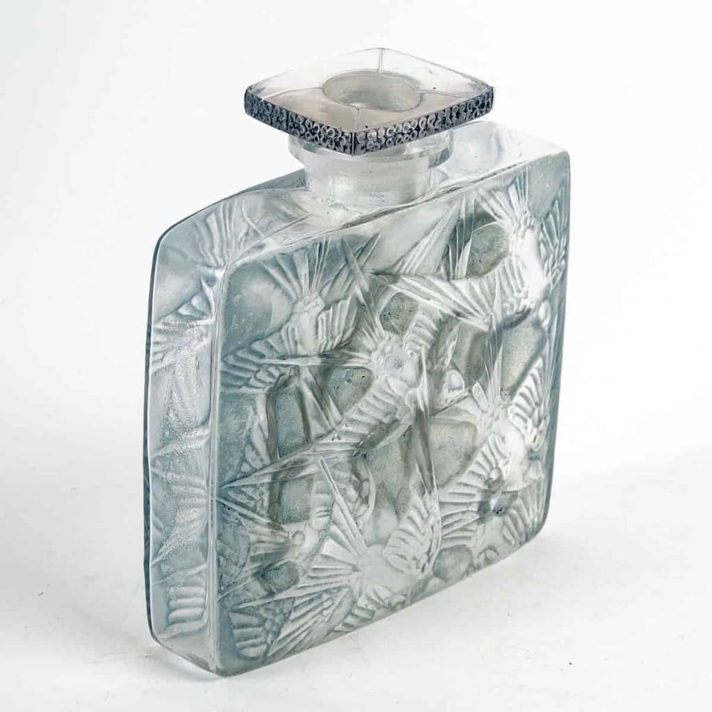 Flacon « Hirondelles » Verre Blanc Patiné Bleu de René LALIQUE | Biron Flacon « Hirondelles » Verre Blanc Patiné Bleu de René LALIQUE