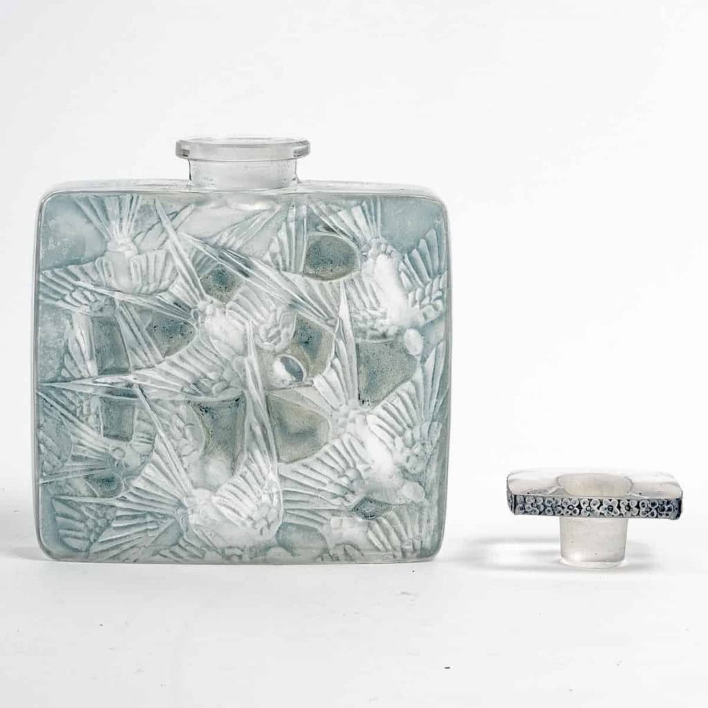 Flacon « Hirondelles » Verre Blanc Patiné Bleu de René LALIQUE | Biron Flacon « Hirondelles » Verre Blanc Patiné Bleu de René LALIQUE
