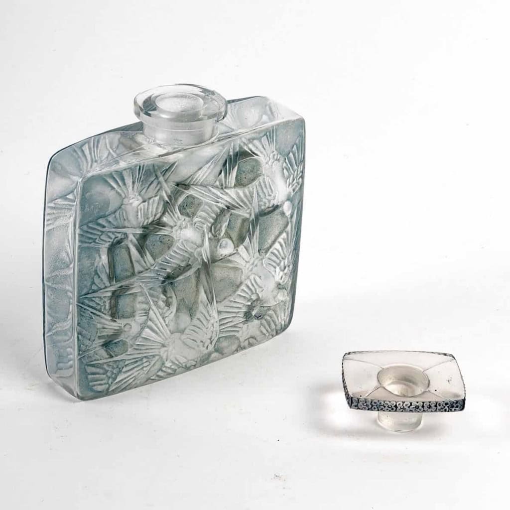 Flacon « Hirondelles » Verre Blanc Patiné Bleu de René LALIQUE | Biron Flacon « Hirondelles » Verre Blanc Patiné Bleu de René LALIQUE