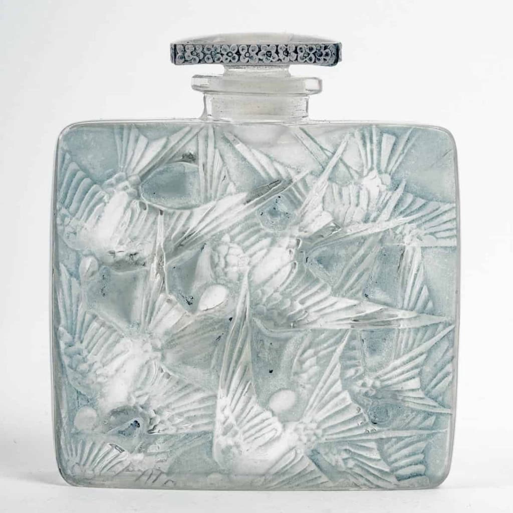 Flacon « Hirondelles » Verre Blanc Patiné Bleu de René LALIQUE | Biron Flacon « Hirondelles » Verre Blanc Patiné Bleu de René LALIQUE