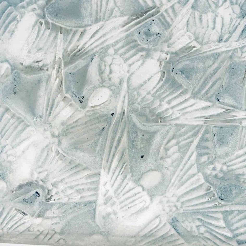 Flacon « Hirondelles » Verre Blanc Patiné Bleu de René LALIQUE | Biron Flacon « Hirondelles » Verre Blanc Patiné Bleu de René LALIQUE
