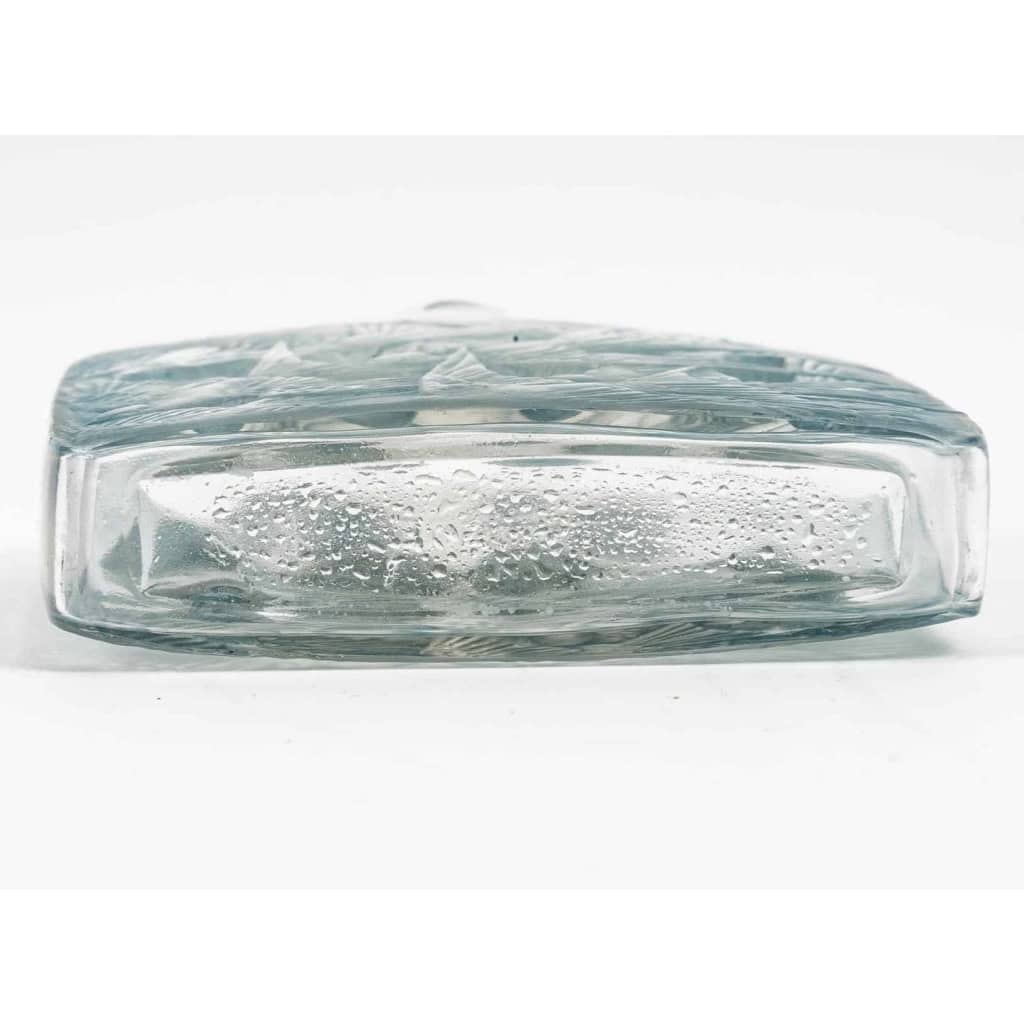 Flacon « Hirondelles » Verre Blanc Patiné Bleu de René LALIQUE | Biron Flacon « Hirondelles » Verre Blanc Patiné Bleu de René LALIQUE