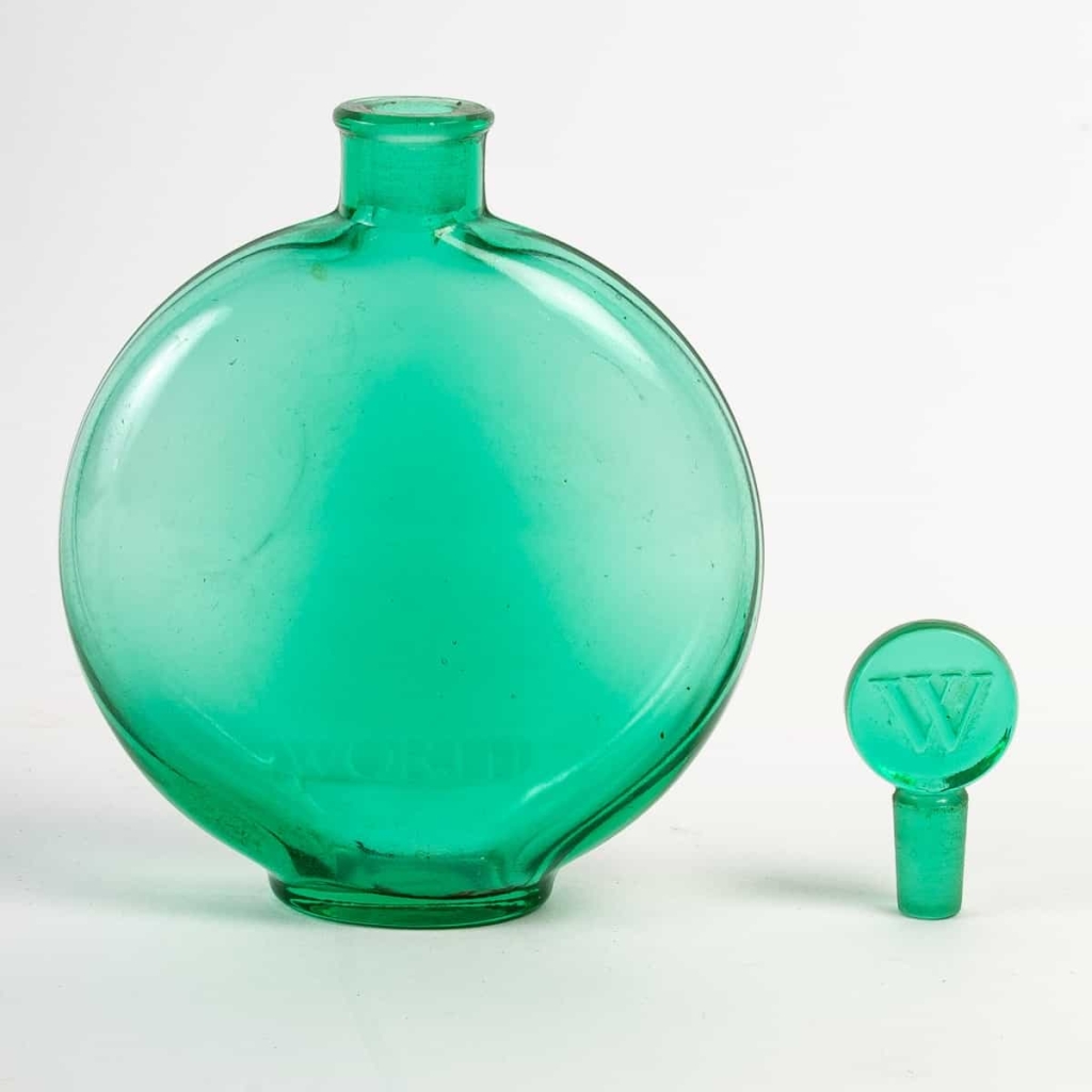Flacon « Sans Adieu » Verre Vert Emeraude de René LALIQUE pour Worth. | Biron Flacon « Sans Adieu » Verre Vert Emeraude de René LALIQUE pour Worth.