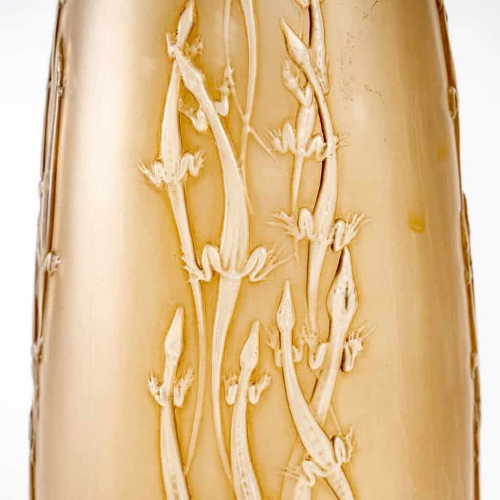 Vase "Quatre Groupes de Lézards" Verre Blanc Patiné Sépia de René LALIQUE