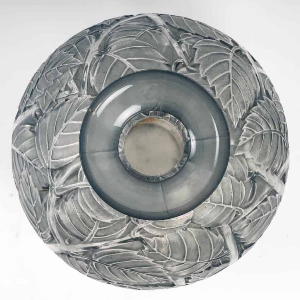 Vase « Milan » Verre Blanc Patiné Bleu Gris de René LALIQUE | Biron Vase "Milan" Verre Blanc Patiné Bleu Gris de René LALIQUE