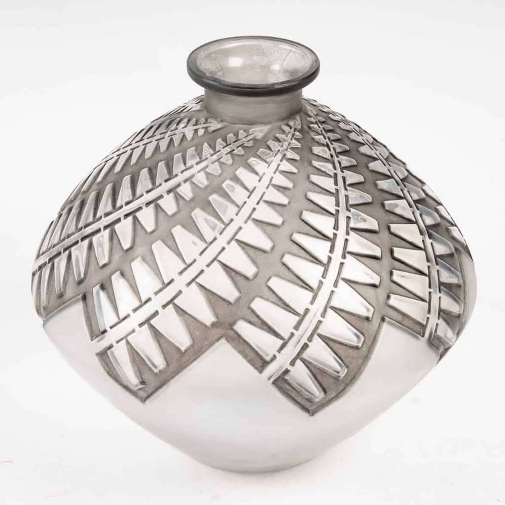 Vase « Montargis » Verre Blanc Patiné Gris de René LALIQUE | Biron Vase "Montargis" Verre Blanc Patiné Gris de René LALIQUE