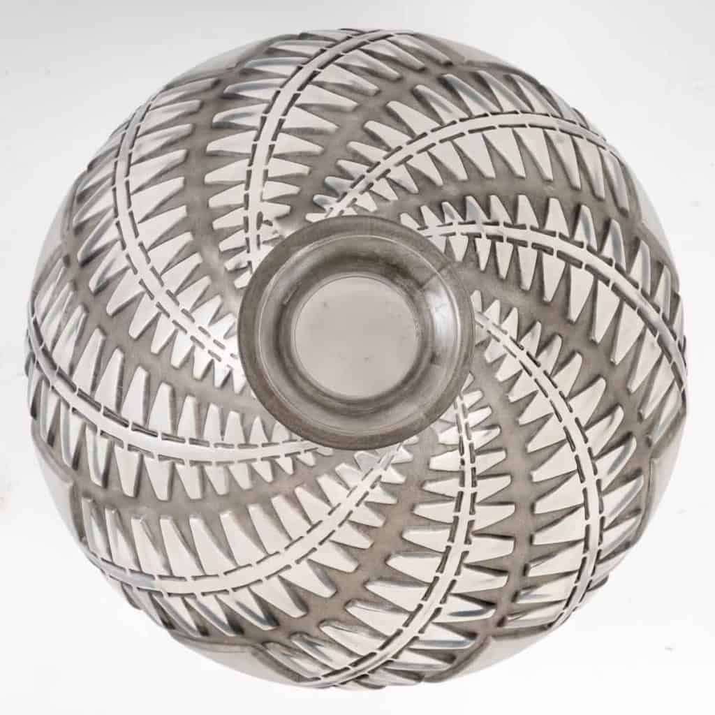 Vase « Montargis » Verre Blanc Patiné Gris de René LALIQUE | Biron Vase "Montargis" Verre Blanc Patiné Gris de René LALIQUE