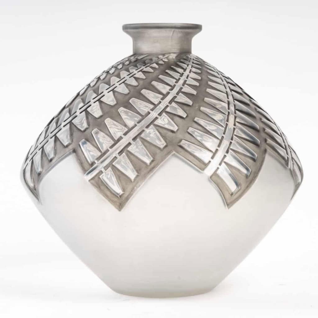 Vase « Montargis » Verre Blanc Patiné Gris de René LALIQUE | Biron Vase "Montargis" Verre Blanc Patiné Gris de René LALIQUE