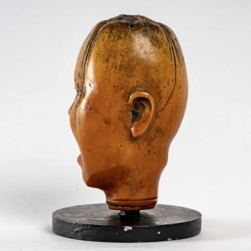 Très jolie graine sculptée représentant un personnage pleurant Japon Meiji 19ème
