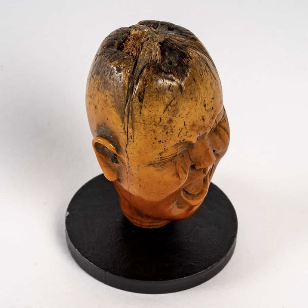 Très jolie graine sculptée représentant un personnage pleurant Japon Meiji 19ème