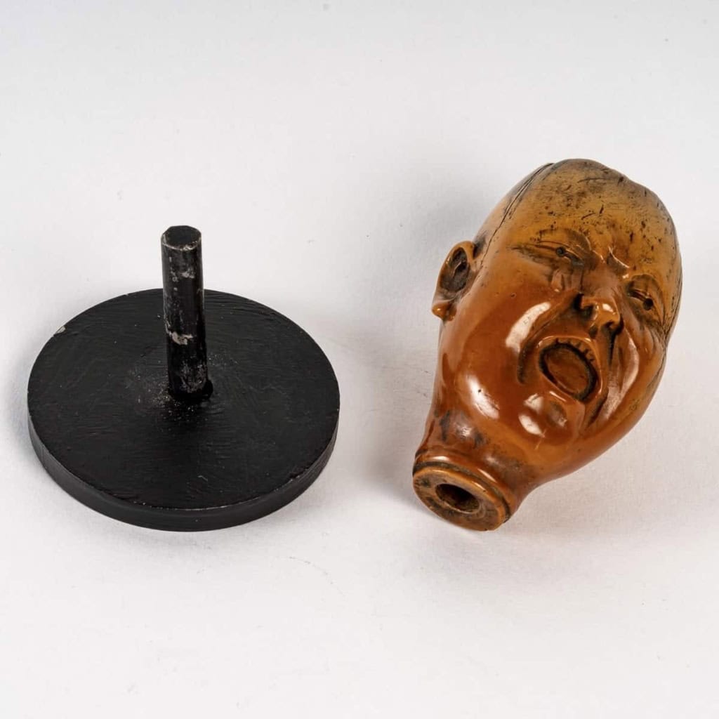 Très jolie graine sculptée représentant un personnage pleurant Japon Meiji 19ème