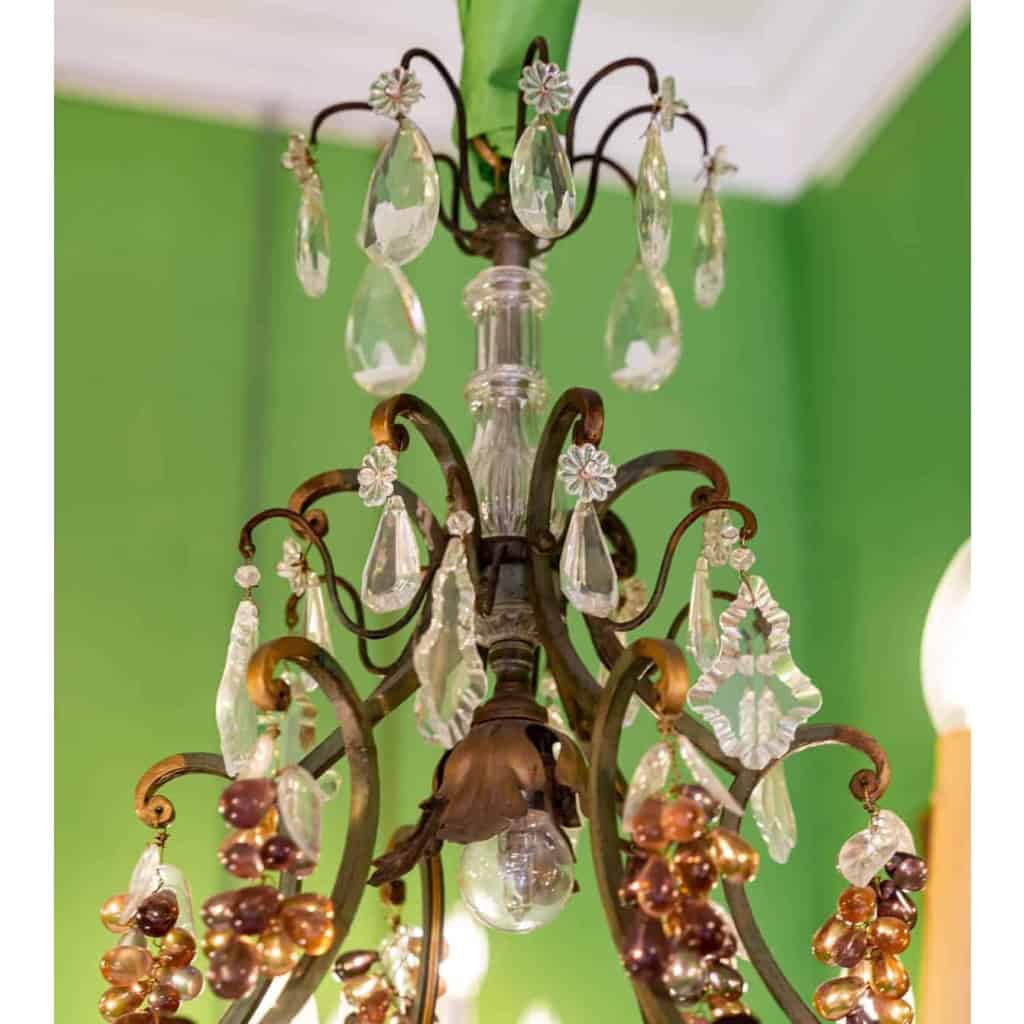 Lustre années 1940 en fer forgé et fruits en cristal | Biron Lustre années 1940 en fer forgé et fruits en cristal