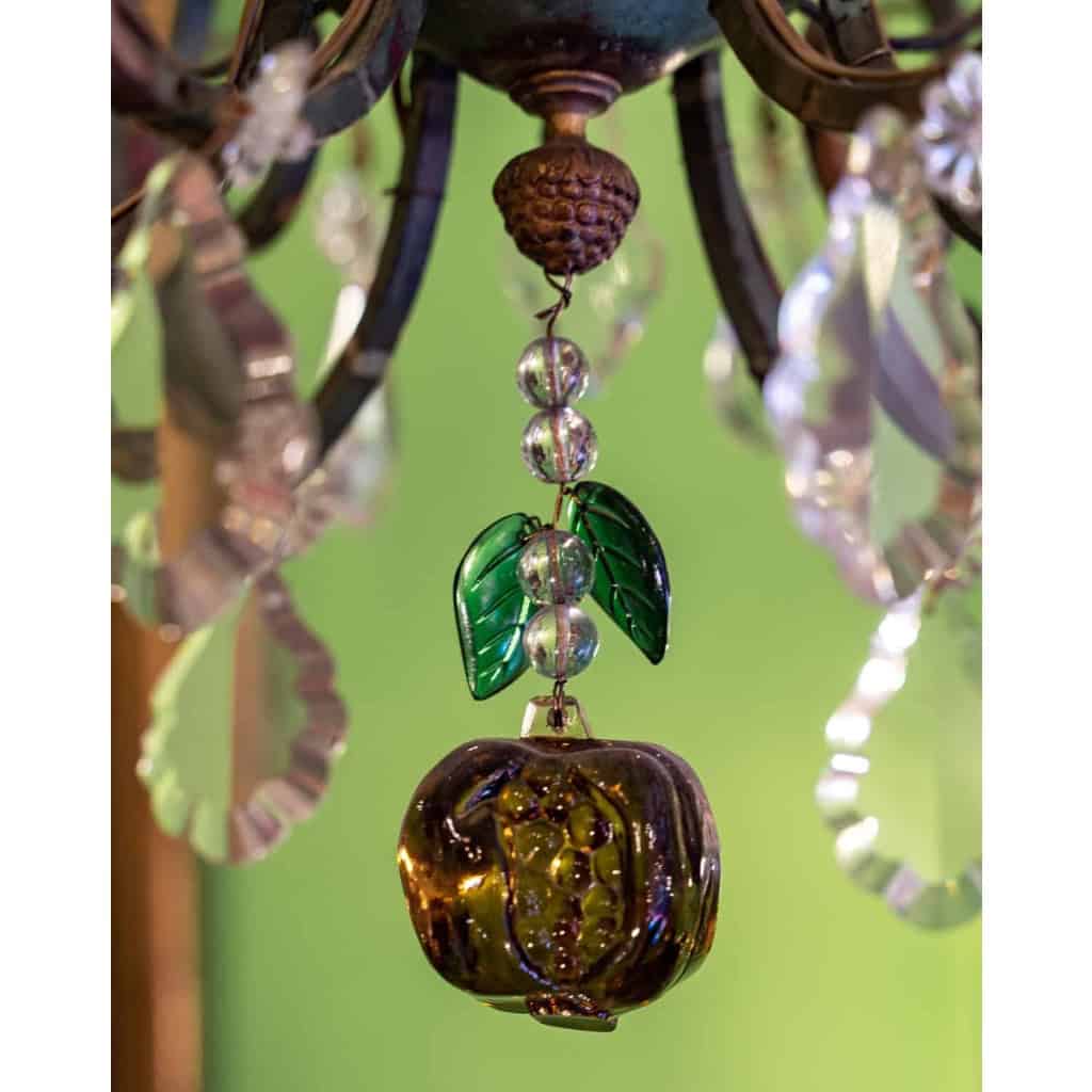 Lustre années 1940 en fer forgé et fruits en cristal | Biron Lustre années 1940 en fer forgé et fruits en cristal