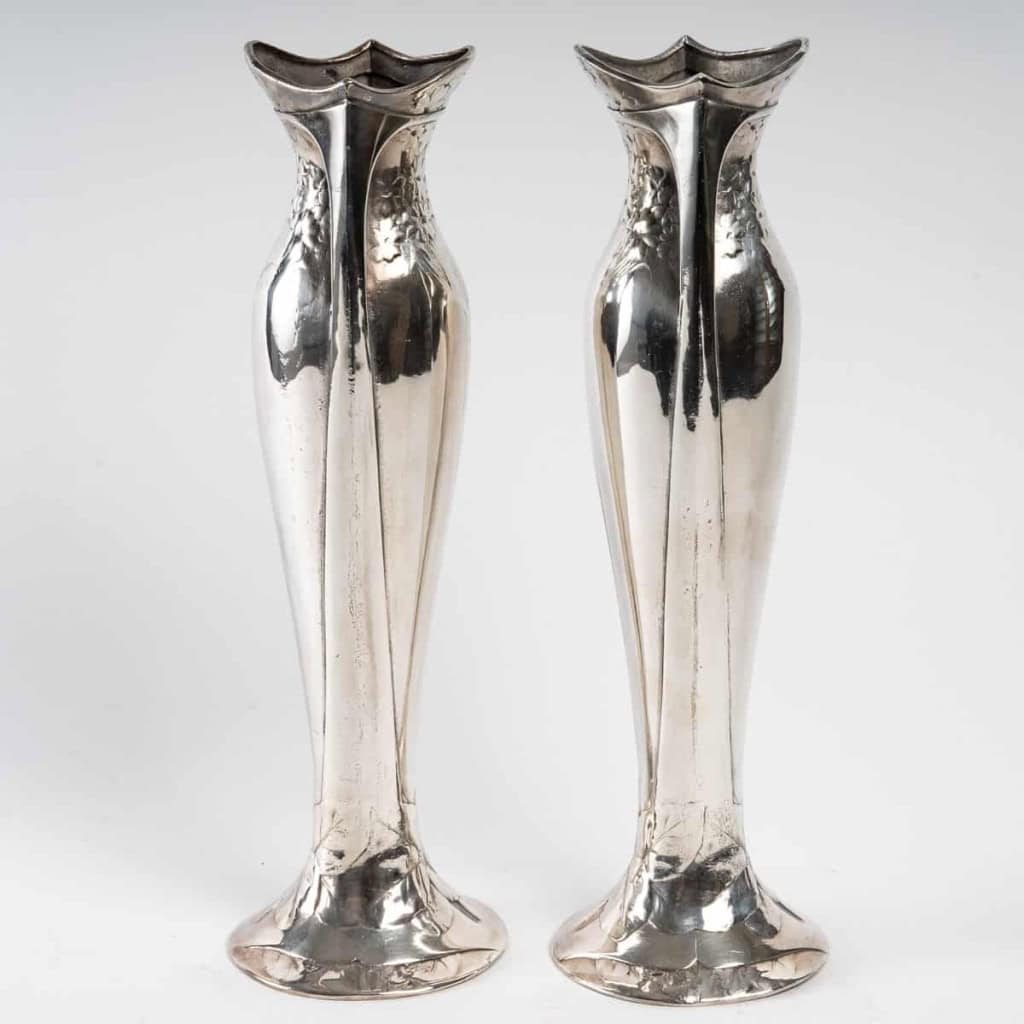Paire de vases en métal argenté, 1900