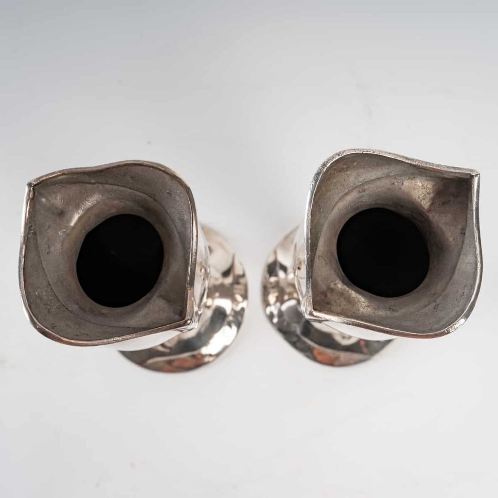 Paire de vases en métal argenté, 1900