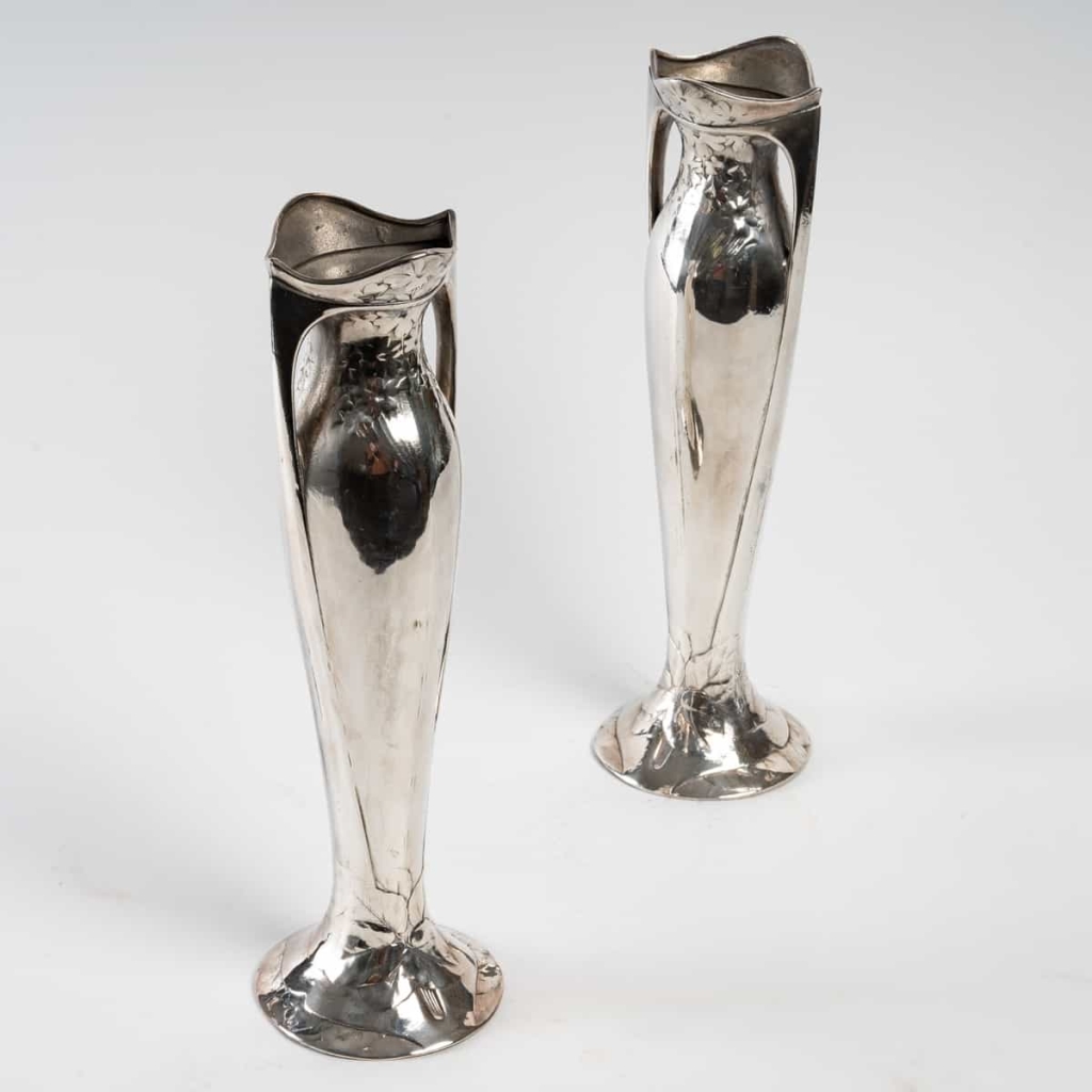 Paire de vases en métal argenté, 1900