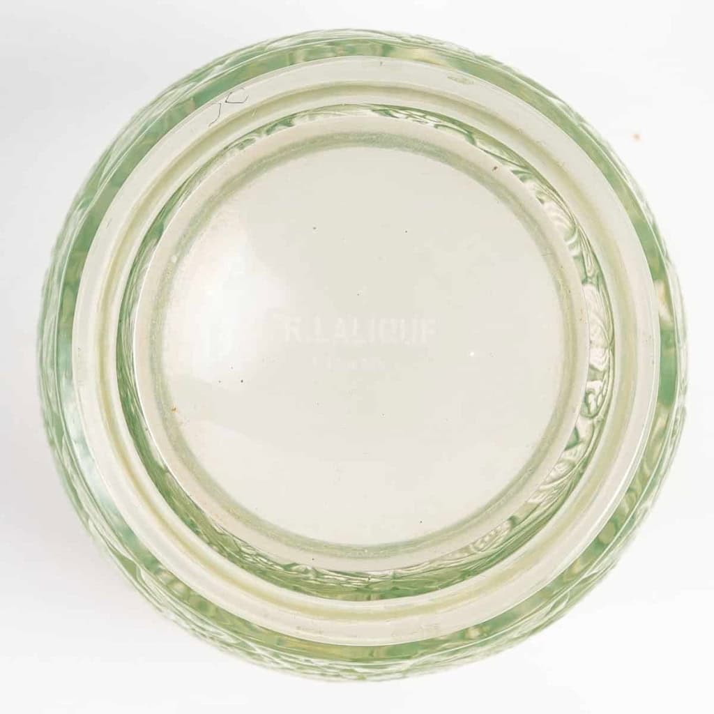 Vase « Deauville » Verre Blanc Patiné Vert de René LALIQUE | Biron Vase "Deauville" Verre Blanc Patiné Vert de René LALIQUE