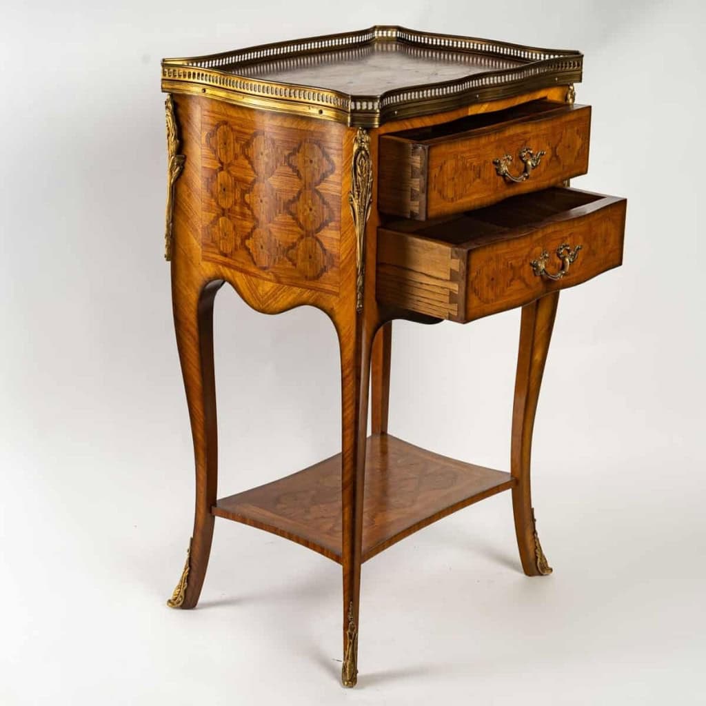 Paire de chevets de style Louis XV.