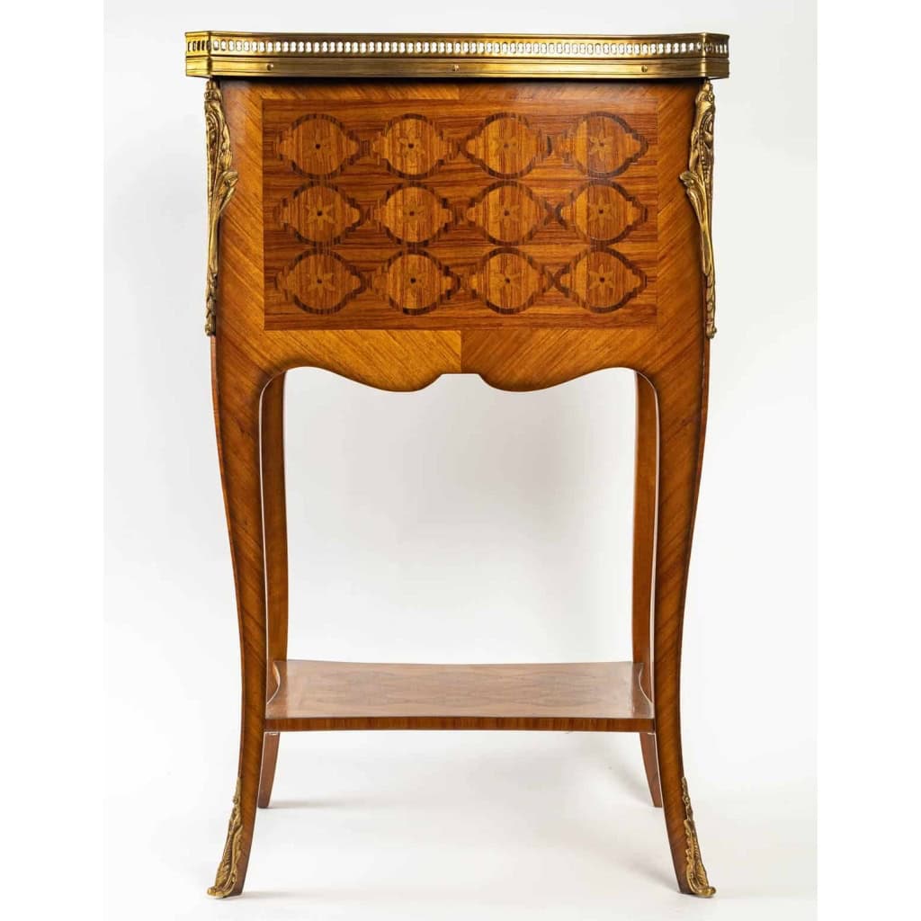 Paire de chevets de style Louis XV.